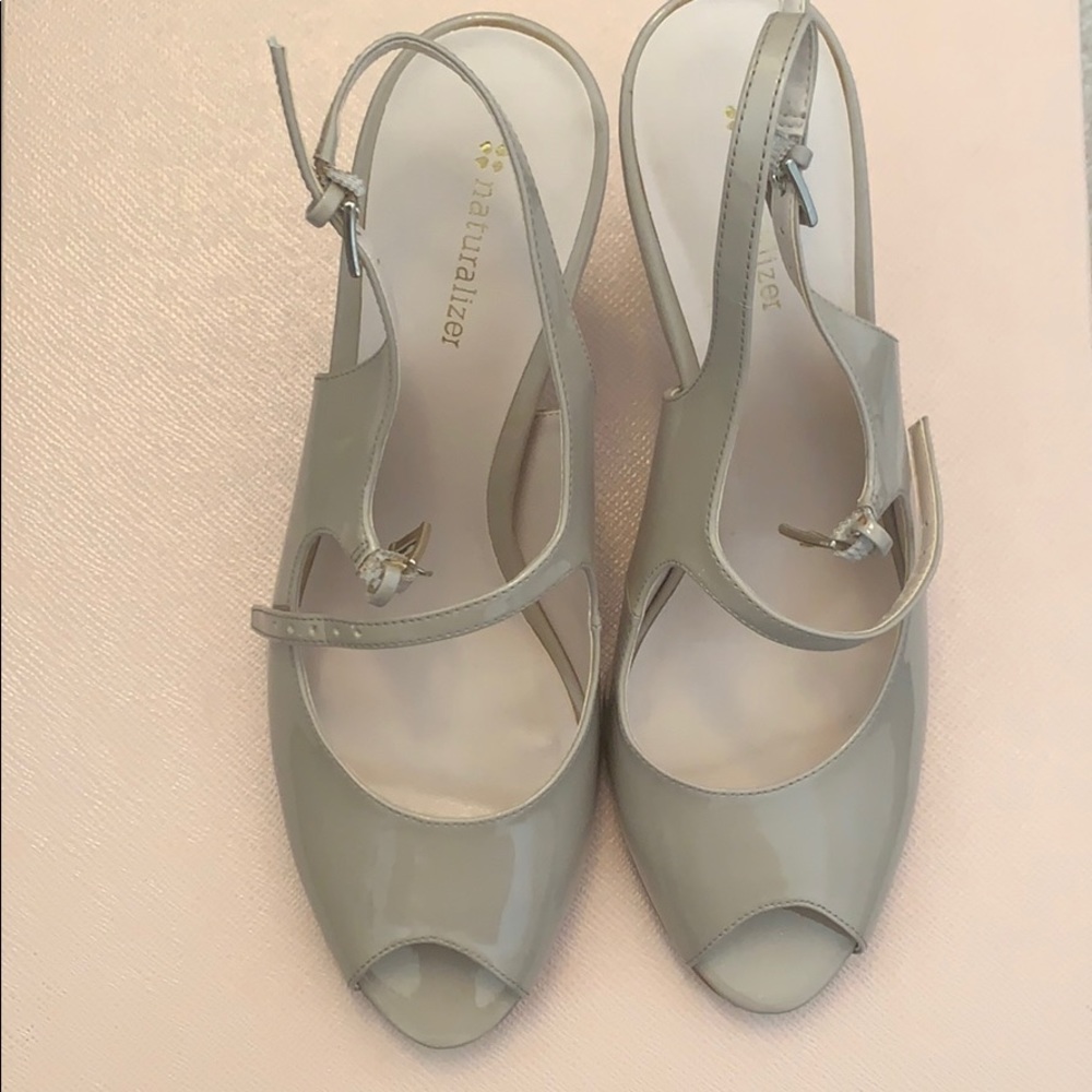 Naturalizer peep toe beige pump sling back